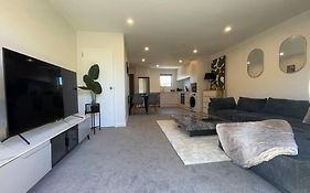 Stylish 2 Bed Retreat Close To Cbd With Parking